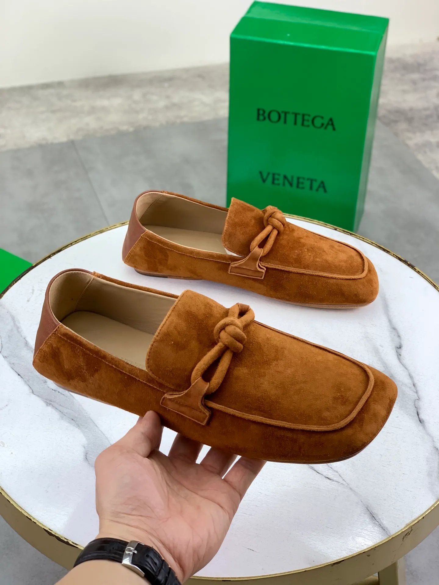 Factory price P760💰Top quality (genuine leather outsole series)💎💎💎 BOTTEGA VENETA official website synchronizes the latest model, top version of the highest version of BV business leather shoes in the market, accept material comparison, shoe type comparison, process comparison, practical and texture, versatile, suitable for any occasion, the more you look at it, the more flavorful it becomes. Pure hand-woven craftsmanship - upper material, imported original hand-woven calfskin - high-quality water-dyed sheepskin lining - original private model custom-made hand-made leather outsole -Size: female 35-39 (34 40 customized) male 39-44 (38 45 customized) Comes with original BV green box, complete packaging.